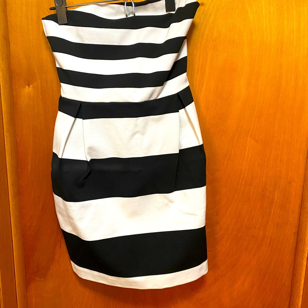 Black and white mini sleeveless dress